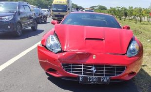 Ferrari Tabrak Minibus, Tol Sidoarjo-Porong Macet