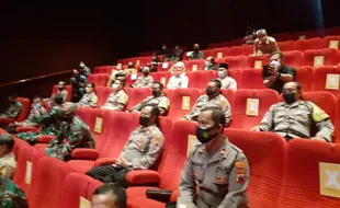 Ke Mal di Sukoharjo, Ganjar Nonton Film Bioskop tentang Eks Napiter