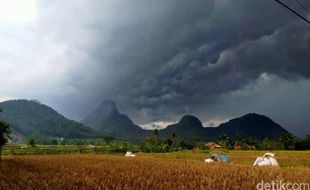 Ritual Buang Celana Dalam di Gunung Sanggabuana, Begini Faktanya