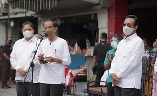 Sultan Tunjukkan Sentra PKL Eks Bioskop Indra ke Jokowi di Malioboro