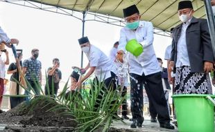 Singgah ke MAJT, Jusuf Kalla Tanam Pohon Kurma