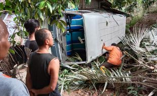 Minibus yang Terguling di Karanganyar Ternyata Bawa Rombongan Guru SD