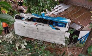 Minibus Angkut 8 Penumpang Asal Demak Ngglondor di Matesih