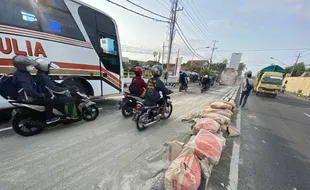 Hindari Emak-Emak, Mobil Pikap Terguling di Telukan Sukoharjo