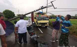 Klaten Diterjang Puting Beliung, Tiang Listrik Timpa Truk di Sidowayah