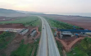 Pemasangan Grider Jembatan Tol Batang-Semarang Disetop saat Akhir Pekan