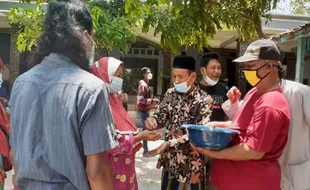 Unik! Peringati Maulid Nabi, Warga Madiun Bagikan Koin Jutaan Rupiah