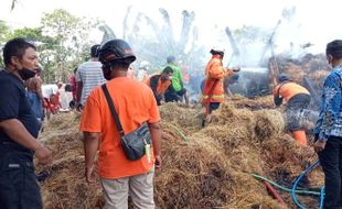 Anak-Anak Bermain Korek Api, Jerami Segudang Ludes, Nyaris Bakar Rumah