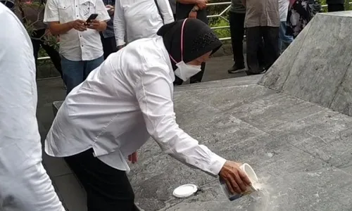 Ziarah ke Makam Bung Karno, Ini yang Dilakukan Mensos Risma