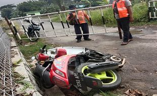 Nyaris Tertabrak Kereta di Semarang, Mahasiswi Demak Korbankan Motor