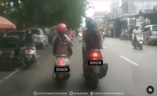 Naik Motor Sambil Ngobrol Kena Denda Rp750.000, Waspada Lur!