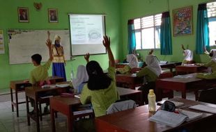 Peringati Sumpah Pemuda, 78 Guru SMAN 2 Sragen Kenakan Pakaian Adat