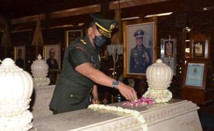 Peringati HUT TNI, Pangdam IV/Diponegoro Ziarah Ke Makam Soeharto