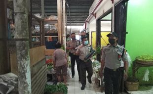 Tabuh Kentungan, Petugas Pasar Nusukan Solo Keliling Pantau Prokes