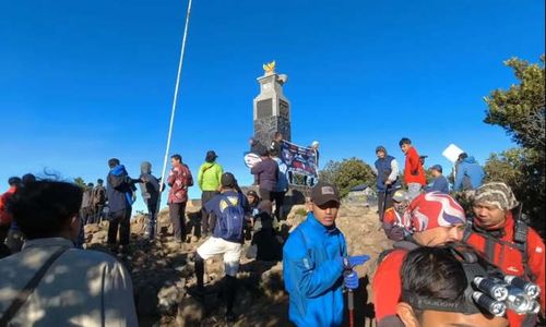 Unik! Komunitas di Madiun ini Mendaki Gunung Lawu Sambil Baca Al Quran