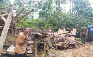 Hujan Disertai Angin Landa Ponorogo, 1 Rumah Roboh & 1 Warga Terluka