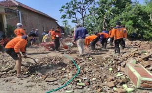 Diterjang Angin Kencang, Rumah Nenek di Madiun Rata dengan Tanah