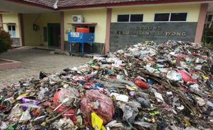 Buntut Dana Kompensasi Sampah Tak Cair, Warga Buang Sampah di Kecamatan