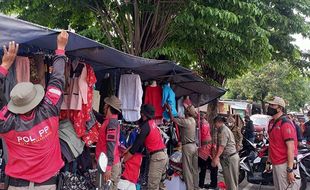 Puluhan Lapak Pedagang di Depan Pasar Simongan Semarang Dibongkar