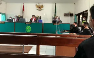 Sidang Satai Beracun Tewaskan Anak Ojol di Bantul Terkendala Koneksi