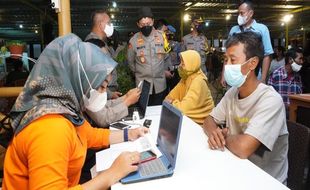 Ini Dia Vaksinasi Sambil Wedangan ala Polres Sukoharjo