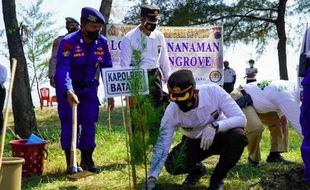 Cegah Abrasi, Polres Batang Tanam 60.000 Tanaman Bakau di Pantai