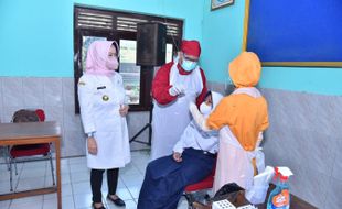 Guru dan Siswa Peserta PTM Sukoharjo Jalani Tes Swab Antigen