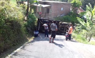 Telat Ganti Persneling, Truk Pasir Ndlondor Terguling di Tawangmangu