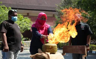 Tenaga Pendidik FIB UNS Solo Berlatih Penanggulangan Kebakaran