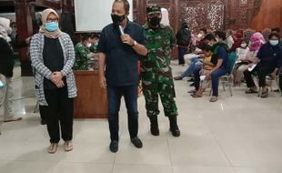 Vaksinasi Malam di Karanganyar Beri Kesempatan Bagi Pekerja Siang