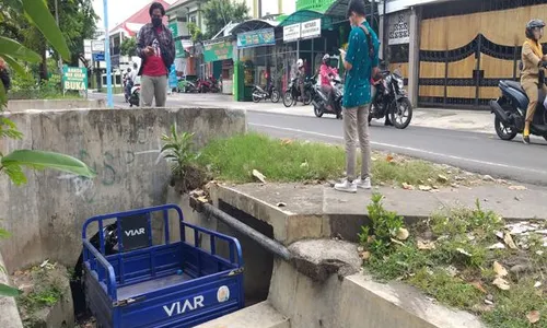 Kendaraan Roda 3 Nyemplung di Sungai di Klaten Utara, Pengemudi Shock