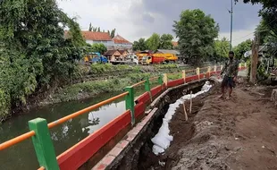 Dihajar Hujan Deras, Jalan Tepi Sungai di Bantul Longsor