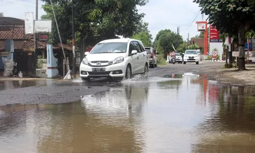 Hati-Hati! Jalan Batu Jamus-Sragen Tergenang Air