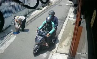 Terduga Pelaku Teror Rumah Orang Tua Veronica Koman Terekam CCTV