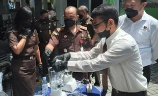 Hari Pahlawan, Kejari Grobogan Musnahkan Barang Bukti 90 Perkara