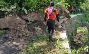 Tanah Longsor Sebabkan Jalan Desa di Ponorogo Tertutup