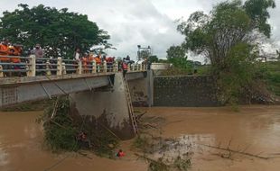 Kompak, Sukarelawan & Warga Sukoharjo Bersihkan Sampah di Sungai