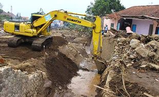 Relawan Bersihkan Material Lumpur Pasca Banjir Bandang di Batu Jatim