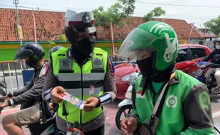 Operasi Zebra Candi 2021, Polisi Karanganyar Bagi-Bagi Masker