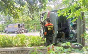 Tabrak Sepeda Motor, Bus Restu Terguling di Jalan Madiun