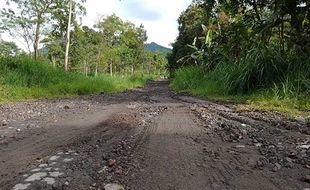 Jadi Bahan Film Kritikan, Begini Kondisi Jalan Rusak di Deles Klaten