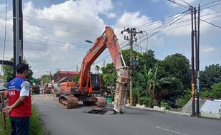 Resmi Ditutup, Ekskavator Langsung Congkel Aspal Jl DI Pandjaitan Solo