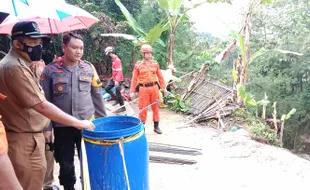 Cari Korban Tertimbun Talut di Karanganyar, Longsor Susulan Jadi Momok