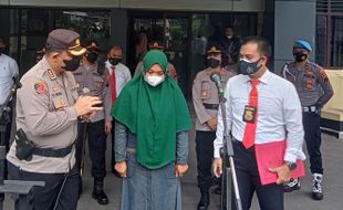 Tangis Istri Korban Perampokan di Solo Pecah Saat Dapat Penghargaan