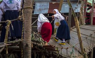 Ngeri! Siswa Nekat Seberangi Sungai Melewati Jembatan Rusak di Kalsel