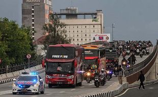 Suporter Persis Solo Konvoi Kawal Bus Pemain, Ini Foto-Fotonya