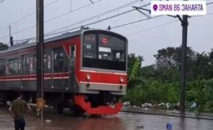 Jalur Rel Seperti Lautan, KRL Terhenti di Tengah Genangan