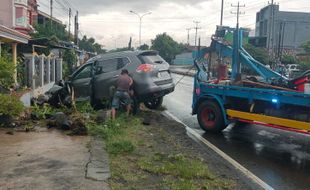 Sopir Diduga Sakit, Mobil Tabrak Pagar Rumah Warga di Boyolali