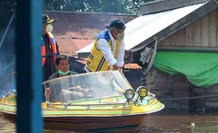 Menteri PUPR Berkeliling Naik Speed Boat Tinjau Banjir Sintang Kalbar