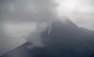 Siaga! Gunung Merapi Luncurkan Awan Panas Guguran Sejauh 2.500 Meter